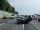 Incidente sulla Tangenziale Sud: tre veicoli coinvolti, un'auto ribaltata e traffico in tilt