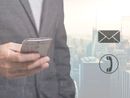 persona con un cellulare in mano