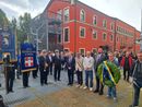 evento con persone davanti alla biblioteca