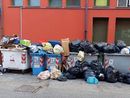 Nichelino, rifiuti sparsi ovunque lungo via Rossini: &quot;Servono le telecamere&quot;