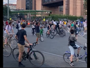 manifestazione di persone in bicicletta
