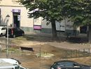 Si rompe un grosso tubo, a Moncalieri l'acqua invade le strade di Borgo Navile