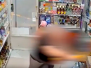 Si finge vittima di un'aggressione in un minimarket, ma le telecamere lo inchiodano: arrestato per estorsione un 39enne