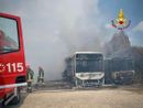 Alpignano, a fuoco due pullman parcheggiati in un deposito in via tetti
