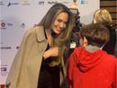 Angelina Jolie un giorno a Torino: dalle foto con i giornalisti ai selfie con fan