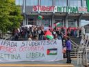 Davanti a Palazzo Nuovo srotolato l'elenco di 20 mila nomi di vittime palestinesi