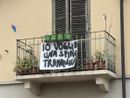 Lenzuola di protesta appese ai balconi Lenzuola di protesta appese ai balconi