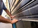 Colla nelle serrature delle serrande: l'amaro risveglio dei commercianti di piazza Cattaneo