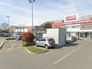 grande distribuzione con parcheggio davanti