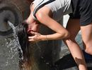 Uomo che si lava la testa ad una fontana