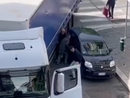 Parcheggia sulle strisce e il camion non riesce a far manovra: passanti la spostano di forza [VIDEO]