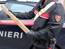 carabinieri con asse di legno in mano