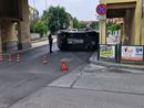 La vettura ribaltata in via San Matteo all'angolo con via Stupinigi a Nichelino