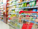 carrello della spesa tra le corside del supermercato