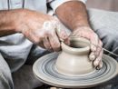 Ceramica lavorata da una persona