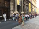 persone in coda davanti al museo Egizio