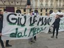 Protesta in piazza con striscioni