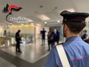 Viaggiava sulla metro con due panetti di hashish al posto del biglietto: denunciato