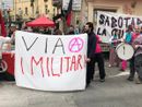 Corteo antimilitarista al Balon, blitz davanti a Leonardo: "Sabotare la guerra"