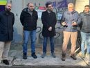 Persone di fronte a un muro alle case popolari Persone di fronte a un muro alle case popolari