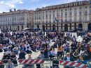 Persone in piazza per manifestazione