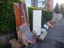 discarica a cielo aperto con rifiuti a bordo strada