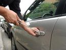 Paura alla rotonda: “Quell’uomo tenta di aprire le auto in corsa” Paura alla rotonda: “Quell’uomo tenta di aprire le auto in corsa”