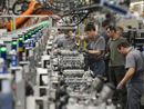 operai in linea di produzione