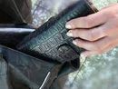 Tentano di derubare un'anziana: scattano le manette per una giovane coppia