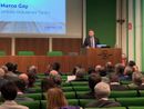 persona che parla dal palco a una platea