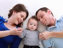 mamma, papà e un bimbo in mezzo a loro