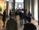 persone sotto i portici in via Roma