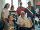 Per il pensionato di 89anni una pergamena ricordo e un piatto