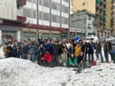 persone insieme che spalano la grandine