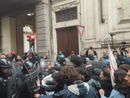 Corteo anti G7, scontri in centro con le forze dell'ordine. Lancio di uova e fumogeni sulla polizia [FOTO E VIDEO]