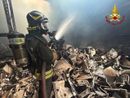 Va a fuoco un magazzino a Rosta: 6 squadre dei pompieri domano il rogo Va a fuoco un magazzino a Rosta: 6 squadre dei pompieri domano il rogo