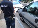 Nichelino, rubano una vettura e poi vanno a schiantarsi contro la rotatoria di via Cuneo