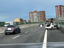 Auto esce di strada e sbatte sul guard-rail sulla sopraelevata di Moncalieri: nessun ferito, disagi al traffico