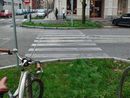 Attraversamento “fantasma” in corso Verona: ci sono le strisce pedonali, ma manca il passaggio