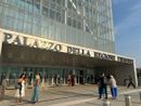 persone che entrano nel grattacielo della Regione