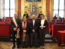 quattro persone insieme in piedi