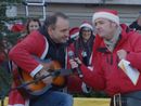 "Millemila" Babbi Natale in festa per i bambini del Regina Margherita. E il sindaco di improvvisa chitarrista "Millemila" Babbi Natale in festa per i bambini del Regina Margherita. E il sindaco di improvvisa chitarrista