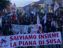 In migliaia alla marcia No Tav: "Salviamo la piana di Susa" In migliaia alla marcia No Tav: "Salviamo la piana di Susa"