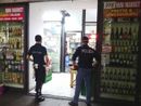 Minimarket con persone