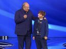 Gerry Scotti con concorrente ragazzino