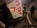 uomo con bandiera No Tav