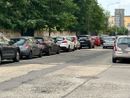 Tracciati gli stalli, da qualche giorno le vetture si sono spostate verso il centro della carreggiata