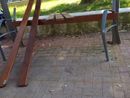 I vandali arrecano danni e distruggono una panchina in via Vittorio Veneto