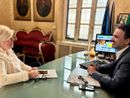 due persone alla scrivania
