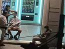 Una lettrice ci scrive: "Parrucchiere abusivo in via Di Nanni opera in strada 24 ore su 24. Tutto normale?" Una lettrice ci scrive: "Parrucchiere abusivo in via Di Nanni opera in strada 24 ore su 24. Tutto normale?"